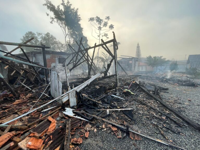 (Vídeo) Incêndio devastador destrói duas casas em Schroeder: família perde tudo!