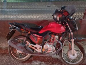 Motociclista morre após colisão traseira com caminhão em São José