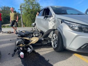 (Vídeo) Mulher fica gravemente ferida em acidente entre carro e moto na BR-280