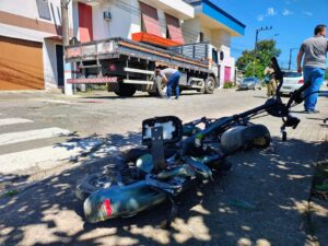 Mulher morre em acidente entre caminhão e bicicleta elétrica em Guaramirim