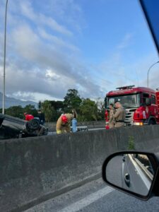 Capotamento de carro é atendido no viaduto do Vieira