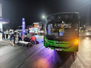 Motociclista fica ferido após acidente com ônibus em Jaraguá