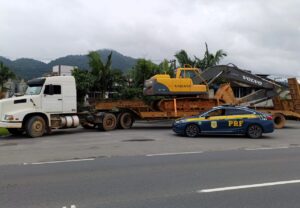 PRF flagra carreta com escavadeira solta na BR-280 em Guaramirim