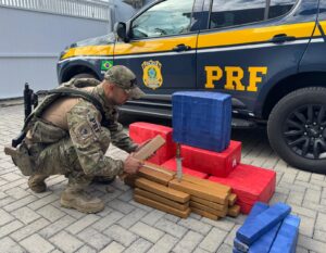 PRF apreende 132 quilos de maconha na BR-101 em Barra Velha