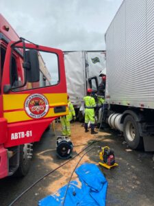 Colisão entre caminhões na BR-101 deixa motorista preso nas ferragens