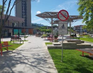 É proibido andar embarcado em bicicleta no calçadão e na praça central