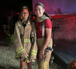 ‘Meu sonho é ser bombeira também’; Adolescente emocionada abraça bombeira após incêndio em Jaraguá do Sul