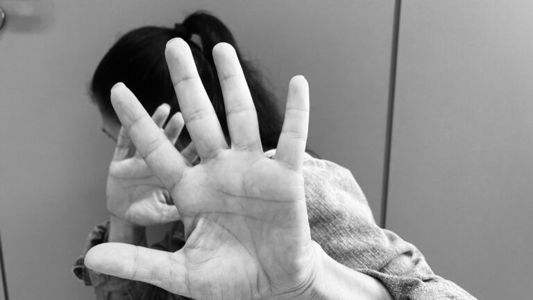 Homem é preso acusado de bater na esposa e no enteado em Jaraguá do Sul