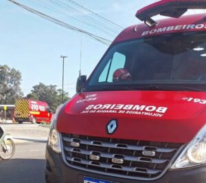 Jovem fica ferida após acidente entre van e patinete elétrico em Jaraguá do Sul
