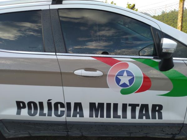 Homem agride companheira após ser acordado com água na cara em Jaraguá do Sul