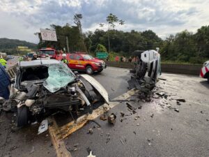 Mulher morre e quatro ficam feridos após grave acidente na BR-101 em Araquari