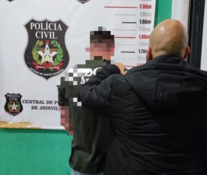 Dois são presos em Joinville suspeitos de extorsão com ameaça de morte a mando de facção criminosa