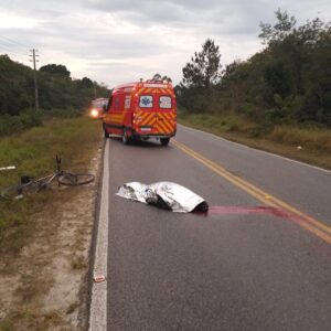 Ciclista de 21 anos morre após ser atingido por caminhão em Araquari