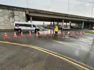 Rompimento de rede interrompe trânsito na Rua João Butschardt em Guaramirim