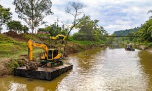 Dragagem em Rio do Oeste já retirou o equivalente a 4.781 caminhões caçamba de detritos