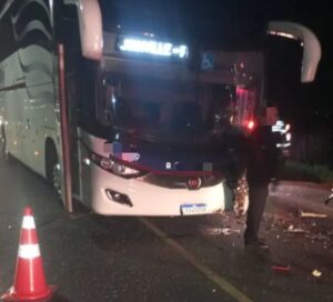 Grave acidente entre ônibus e carro é registrado na SC-108 em Guaramirim