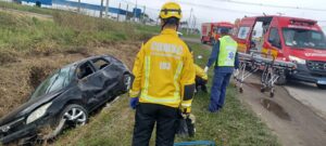 Motorista fica ferido após capotamento na BR-280, em Araquari