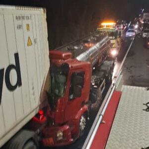 Caminhão-tanque carregado com querosene e álcool se envolve em acidente na BR-101
