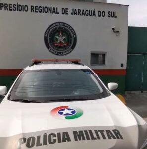 Homem procurado pela Justiça se entrega à PM em Guaramirim