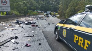 Herói: Motorista de van salva 15 passageiros após grave acidente na BR 376