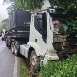 Mulher fica ferida após carreta sair da pista na BR-280, em Corupá