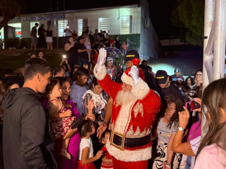 Guaramirim recebe Papai Noel e acende as luzes de Natal na Praça Cantalício Érico Flores