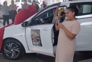 Professora de Jaraguá do Sul recebe carro zero da campanha Natal Mágico