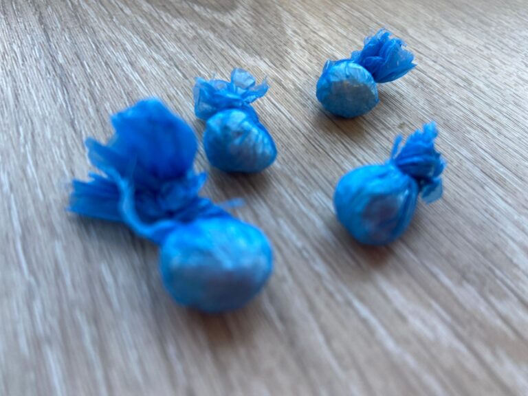 Traficante foge da PM, joga pedras de crack na rua e acaba detido em Guaramirim