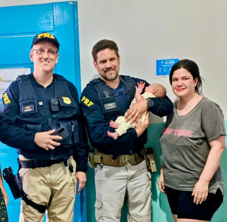 Policiais salvam recém-nascida engasgada na BR-101 em Barra Velha