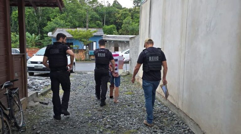 Operação policial prende oito pessoas e cumpre mandados em Araquari e Balneário Barra do Sul