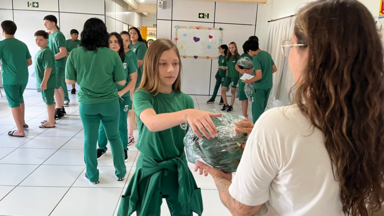 Educação começa entrega dos uniformes escolares em Jaraguá