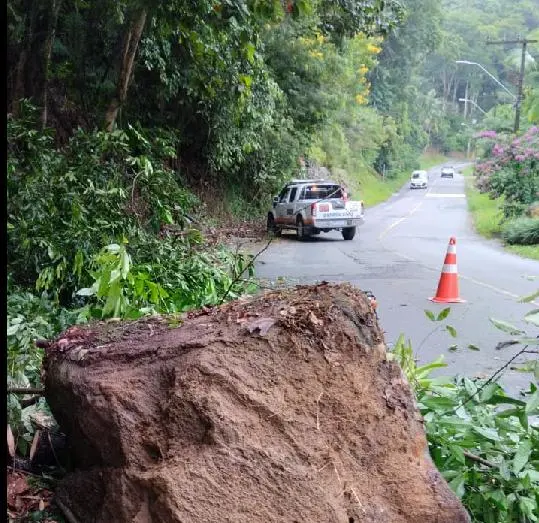 Trânsito em meia pista em trecho da Rua Adolfo Antônio Emmendoerfer