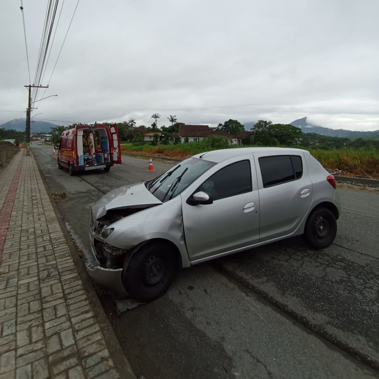 Mulher e crianças são socorridas após acidente em Schroeder