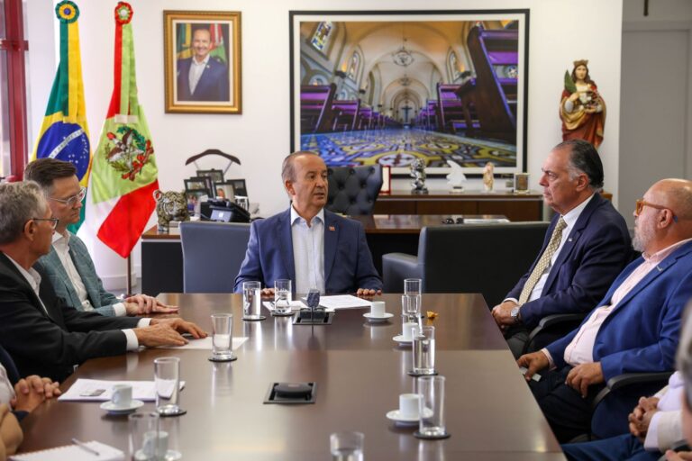 Governador recebe acordo sobre o piso salarial para o trabalhador catarinense e encaminha projeto para Alesc