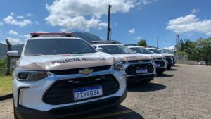 Mulher é presa por dirigir embriagada após bater carro contra muro em Jaraguá do Sul