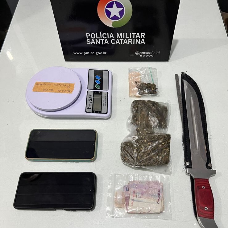 Homem puxa faca contra policiais durante abordagem por tráfico em Jaraguá do Sul