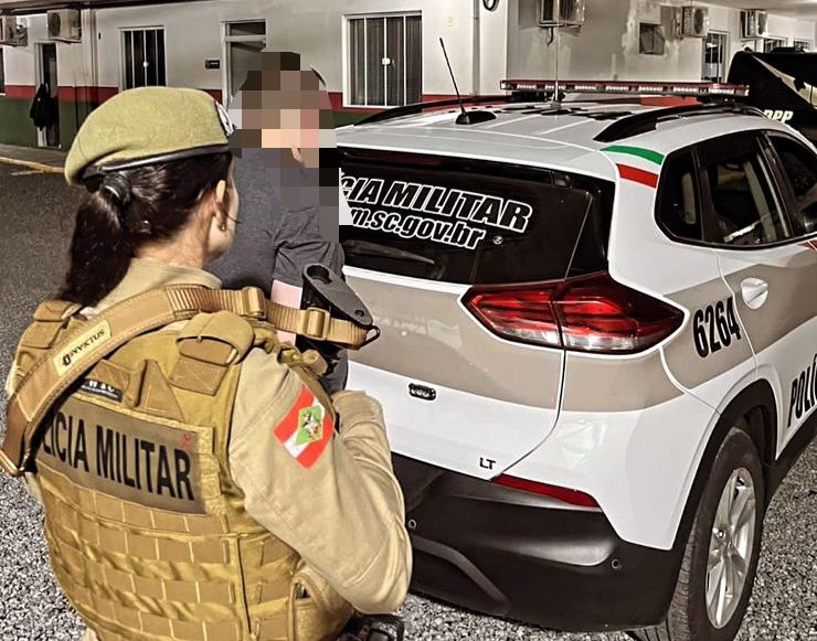 Homem com mandado de prisão tenta fugir e caso termina com confusão em Jaraguá do Sul