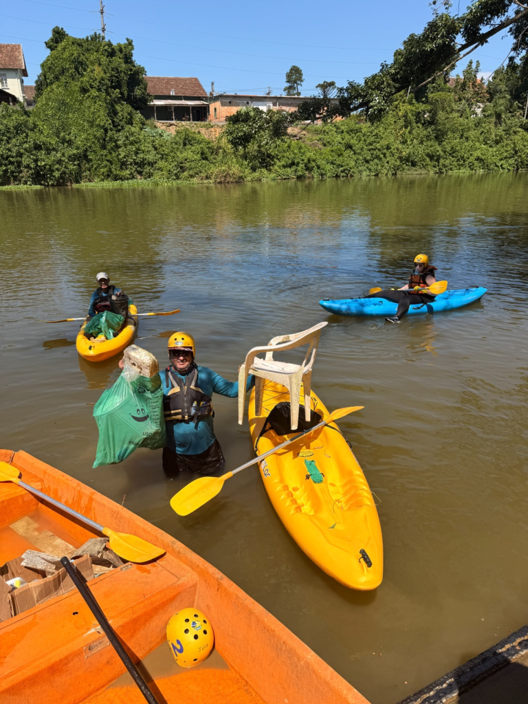 Cerca de 300 kg de lixo foram retirados do Rio Itapocu em ação de limpeza em Jaraguá