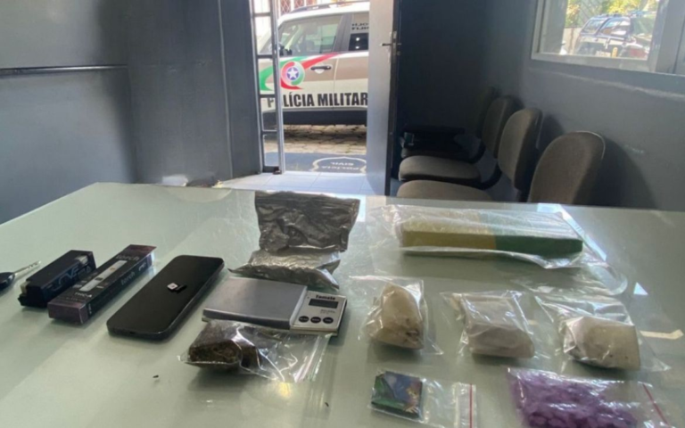 Motorista tenta fogir da polícia e acaba preso com drogas em Guaramirim