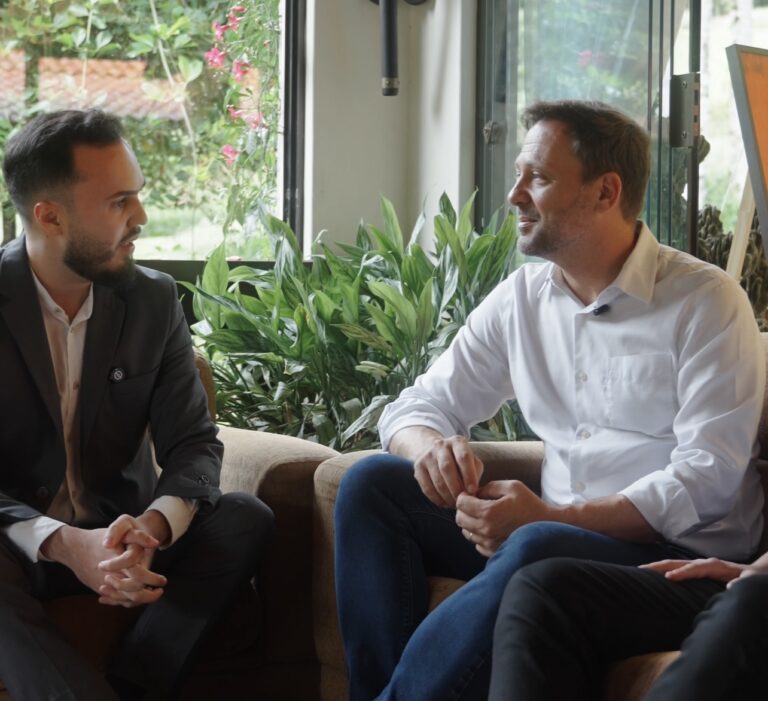 Adriano Silva concede entrevista para a Rádio Nossa FM 99.9