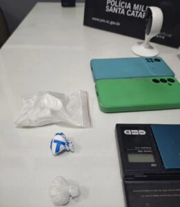 Casal é flagrado com drogas após abordagem de trânsito em Schroeder