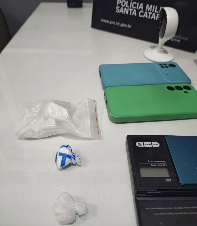 Casal é flagrado com drogas após abordagem de trânsito em Schroeder