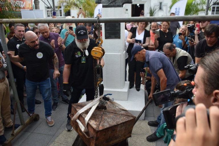 Arca do Centenário é retirada do local onde ficou enterrada por 50 anos