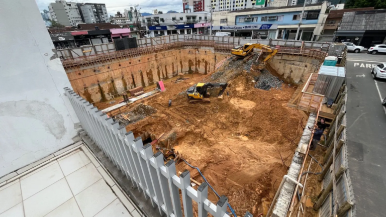 Prefeitura suspende alvará de construção do edifício ao lado do prédio interditado pela Defesa Civil