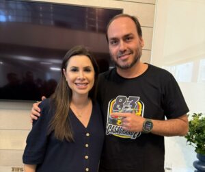 Carol De Toni e Carlos Bolsonaro estarão em Jaraguá do Sul