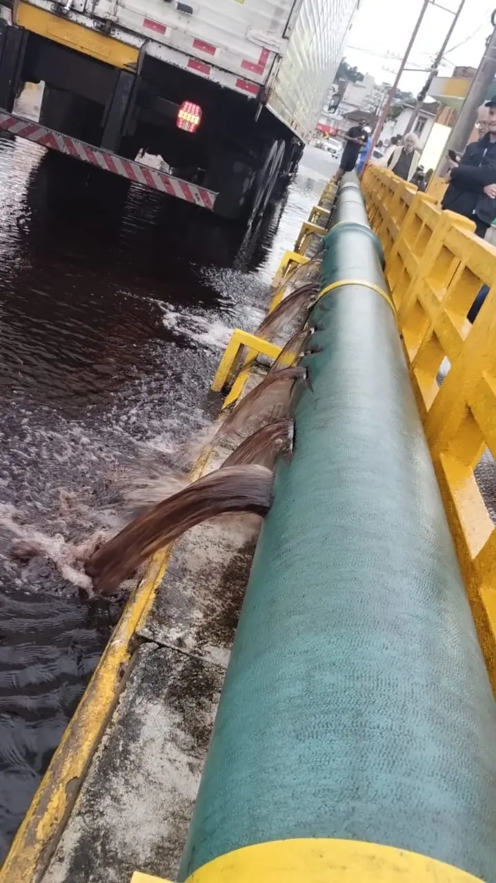 Samae faz conserto emergencial em tubulação na Ponte Abdon Batista