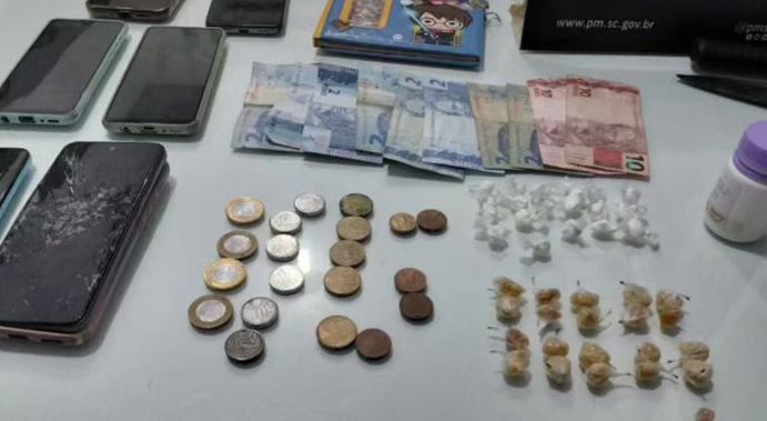 Homem é preso por tráfico de drogas após denúncia de usuário em Guaramirim