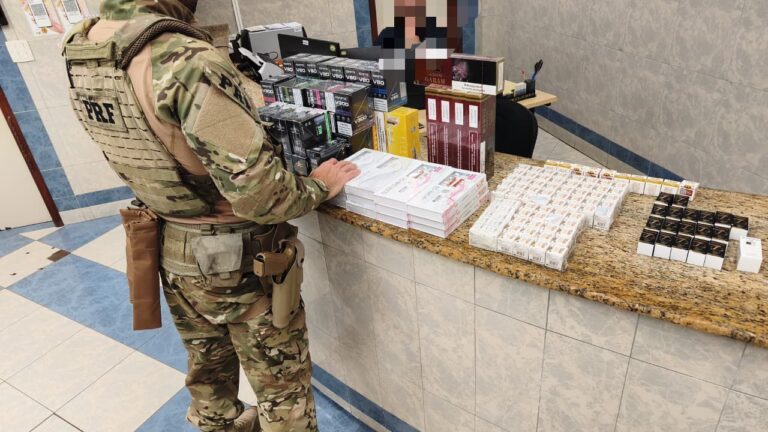 Casal é preso na BR-101 com cigarros eletrônicos, anabolizantes e medicamentos contrabandeados