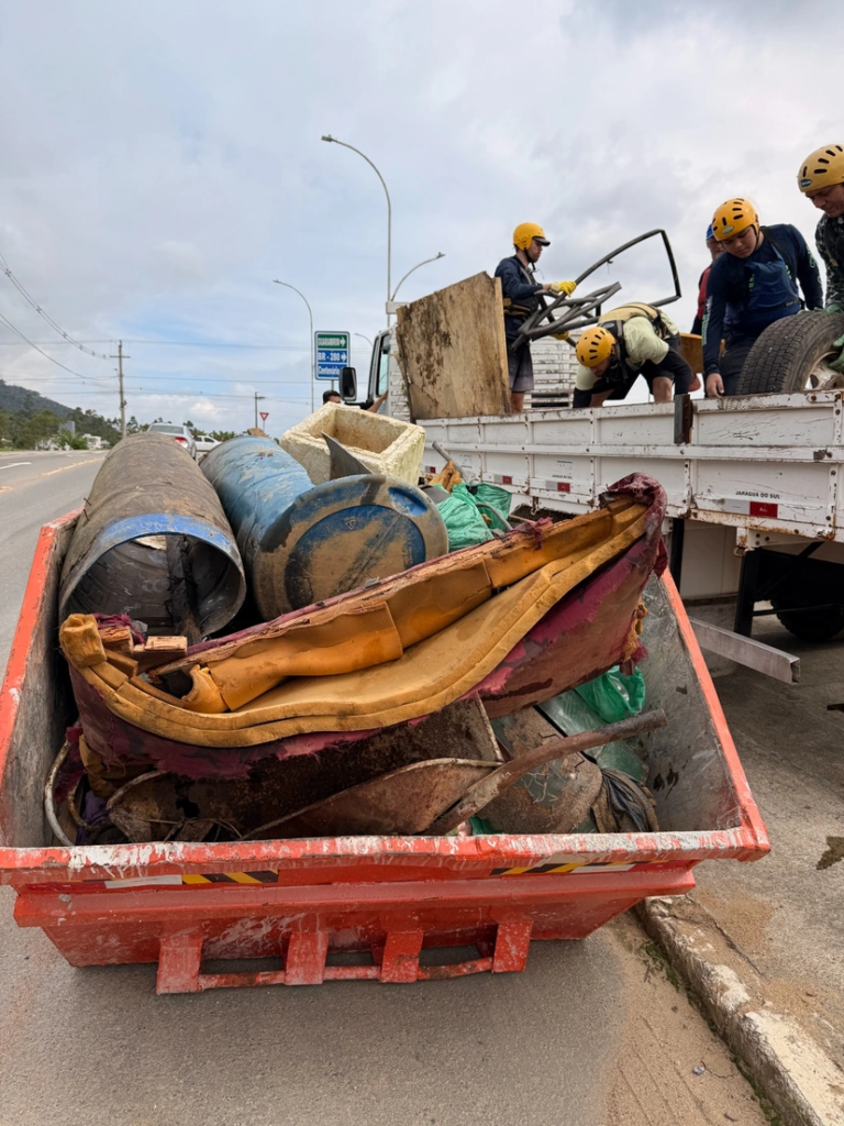 Ação de limpeza retira mais de 800 quilos de lixo do Rio Itapocu