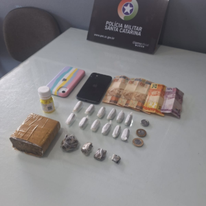 Denúncia de fornecimento de drogas para presos termina com casal preso em Jaraguá do Sul